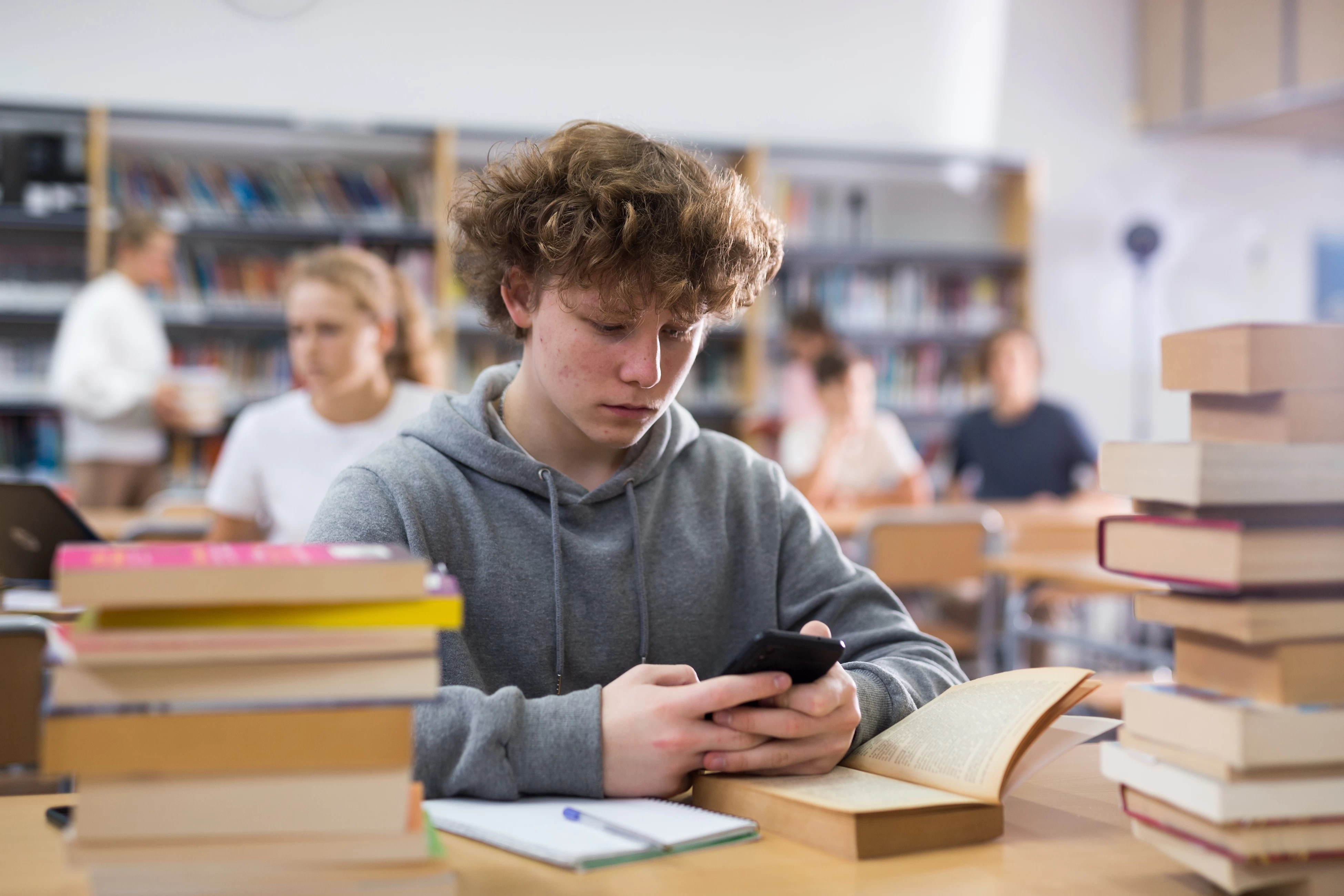 Jak zkrotit mobily a sociální sítě: Německo zpřísňuje, Česko hledá vlastní cestu