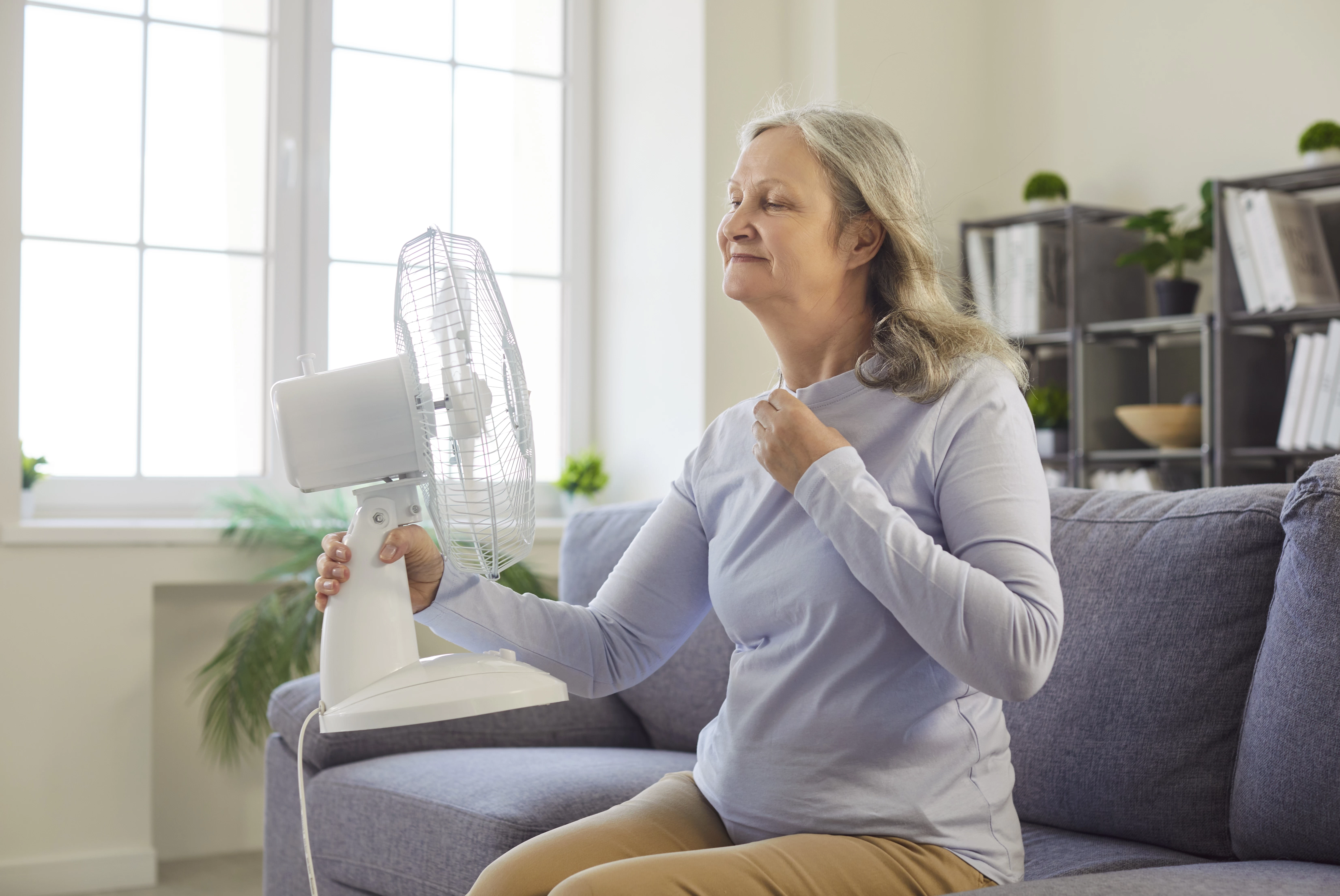 Vedra se vracejí a noci budou náročné: 3 jednoduché triky pomohou usnout i bez klimatizace a ventilátoru