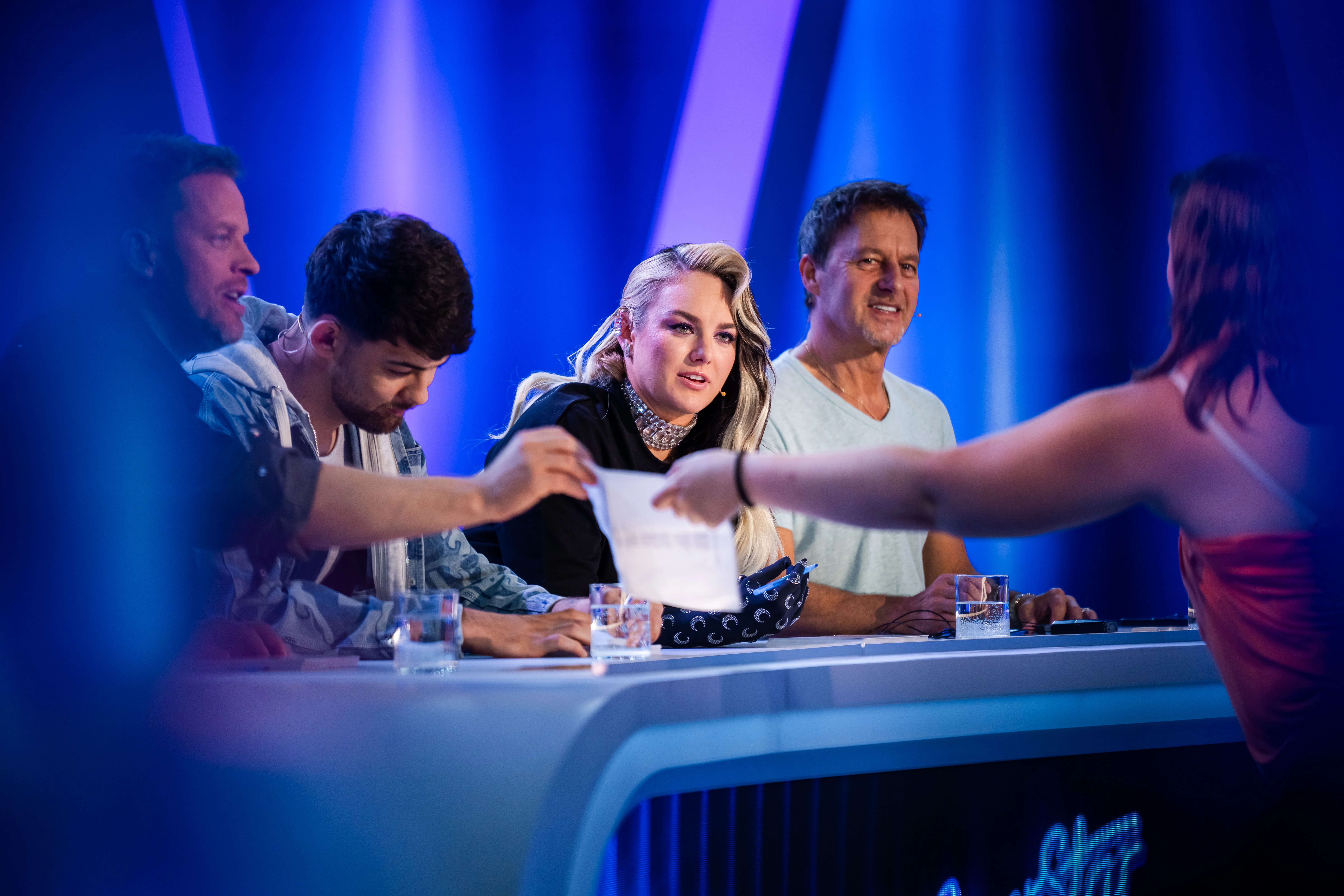 Zvrat v SuperStar: Ewa Farna během natáčení zkolabovala, fanoušci se obávají o její návrat