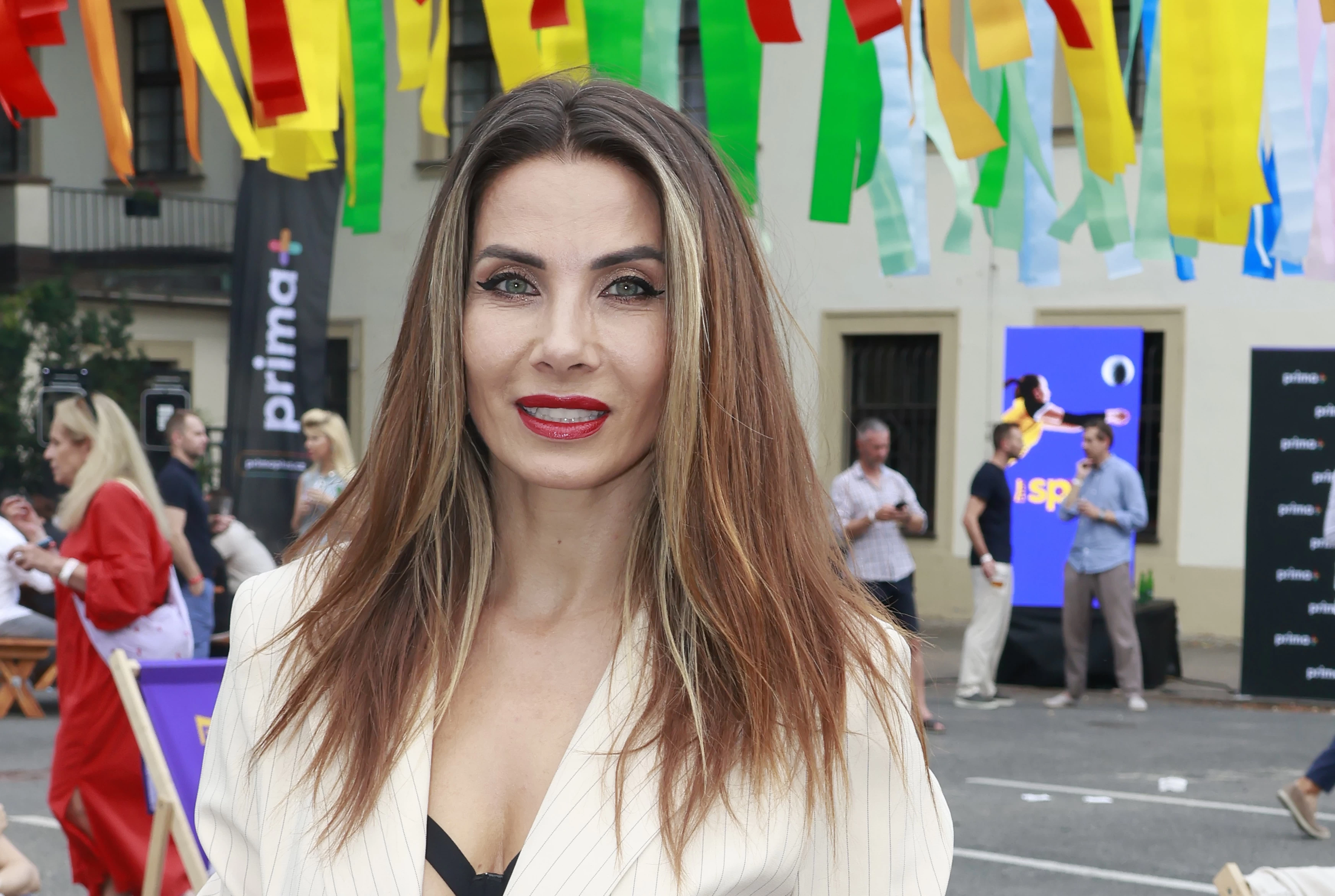 Eva Decastelo poslala z hotelu odvážný ranní pozdrav. Na snímku nechala vyniknout svou proměnu