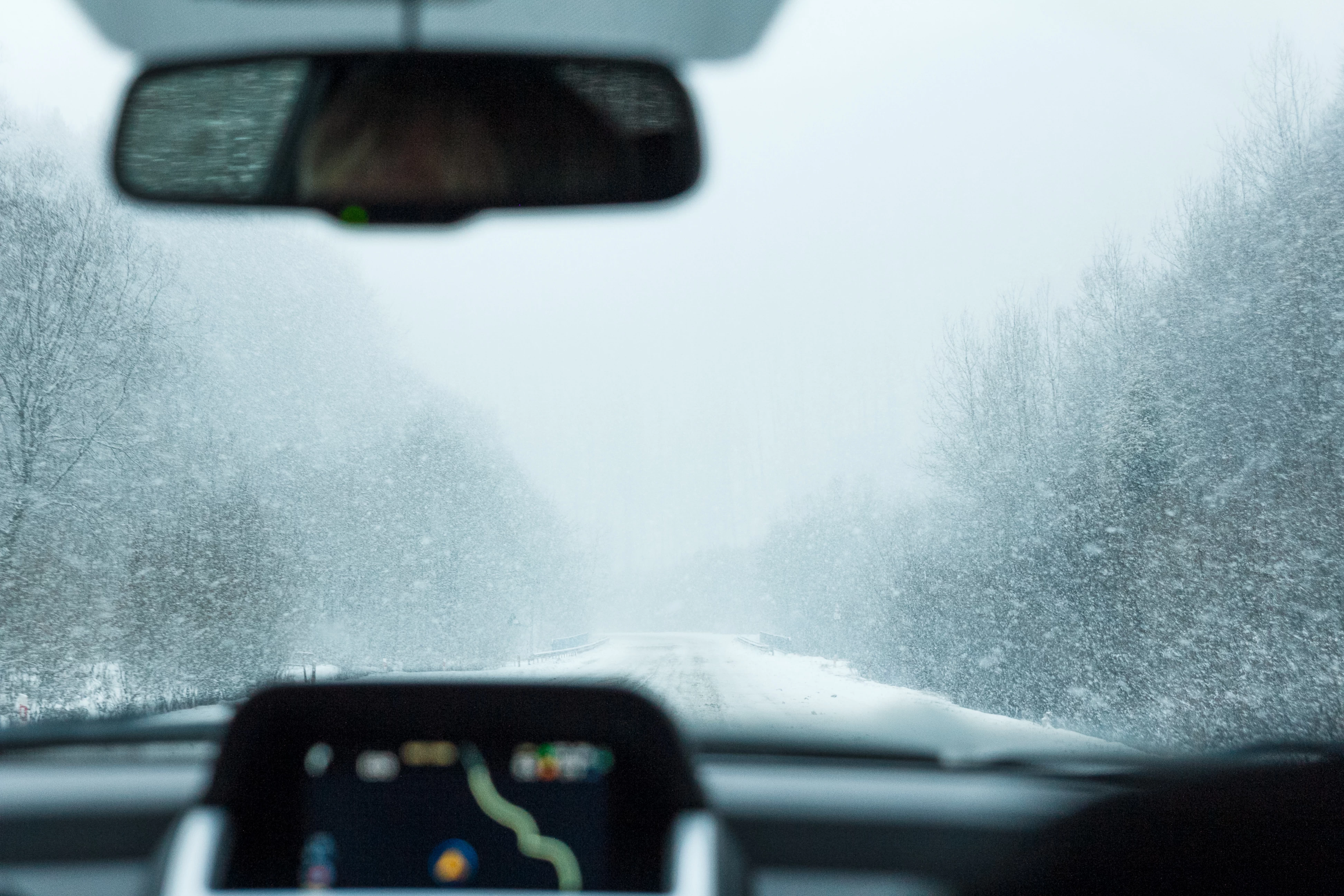 Auto se na podzim zamlžuje zevnitř. Řidiči často hledají problém ve skle, příčina bývá jinde