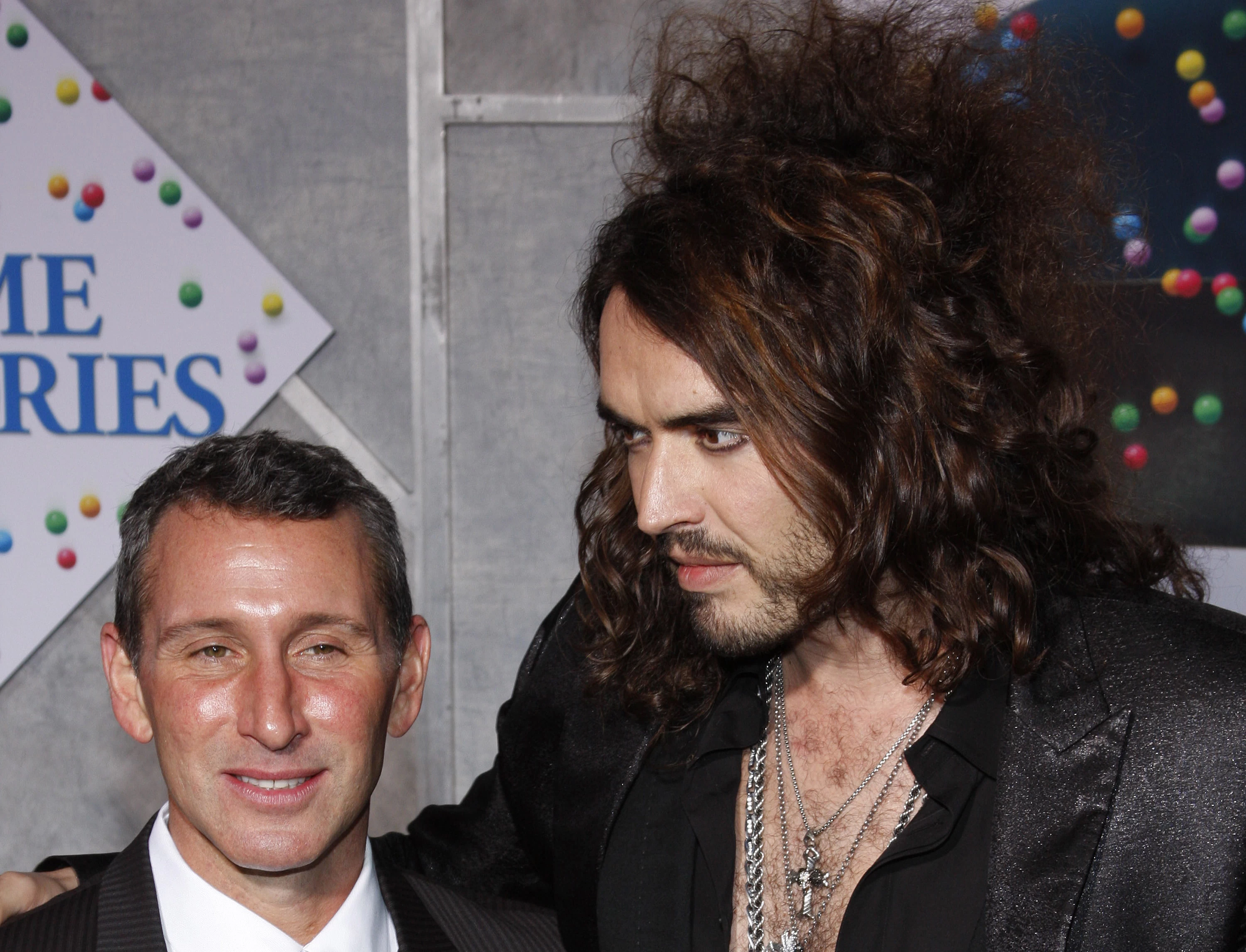 Bývalý manžel Katy Perry se postaví před soud. Russell Brand čelí sedmi obviněním včetně znásilnění